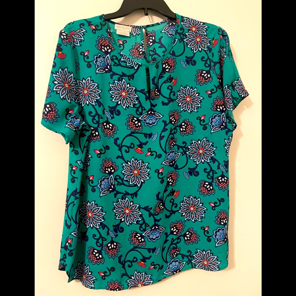 Women’s floral top size Large, like new.